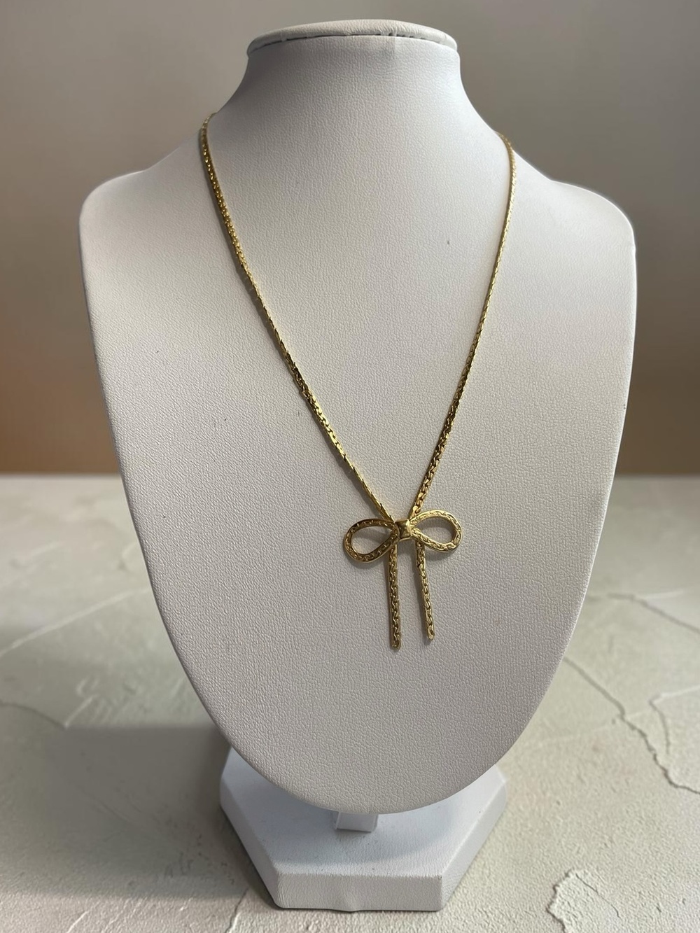 Avon Gold Tone Bow Ribbon Necklace